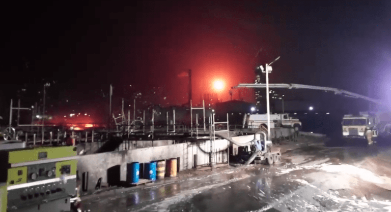 Totalmente sofocado incendio en laguna de tratamiento de la Refinería Cardón