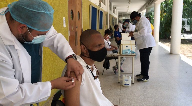 Realizan jornadas de vacunación masiva contra el Covid-19 con apoyo de las Bricomiles en el país